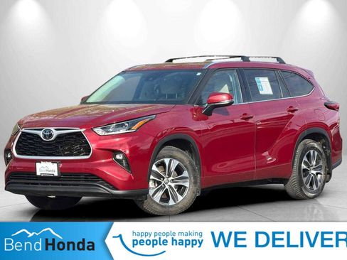Used 2021 Toyota Highlander XLE AWD/4WD image 1