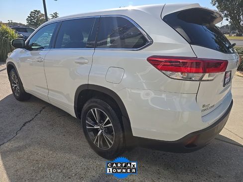 Used 2018 Toyota Highlander LE image 15