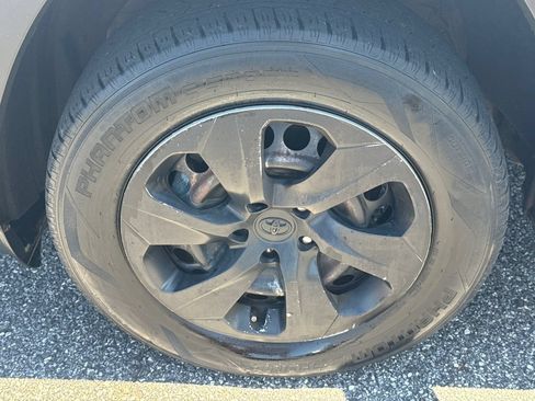Used 2019 Toyota RAV4 LE FWD image 11