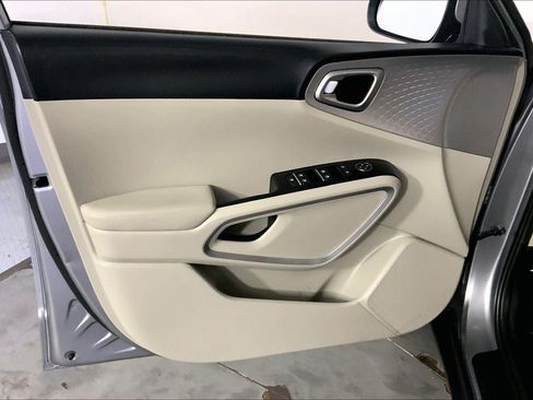 Used 2025 Kia Soul LX w/ LX Technology Package FWD image 24