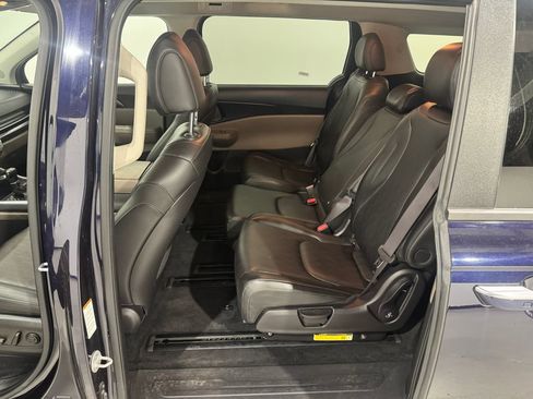 Used 2025 Kia Carnival FWD image 19