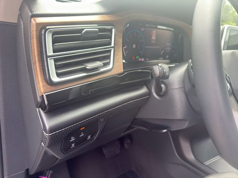 Used 2024 Volkswagen Atlas SE AWD/4WD image 15