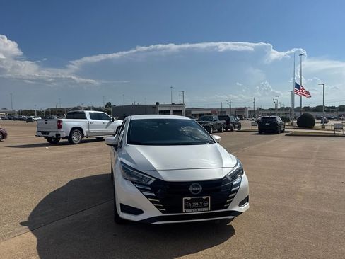 Certified 2025 Nissan Versa SV w/ Trunk Package FWD image 4