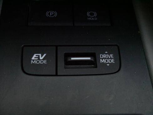 Used 2024 Toyota Venza Limited image 31