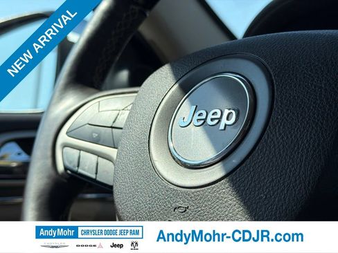 Used 2017 Jeep Grand Cherokee Overland AWD/4WD image 26