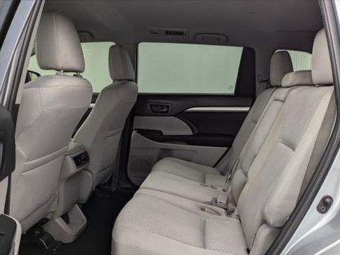 Used 2019 Toyota Highlander LE image 17