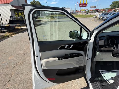 Used 2024 Kia Carnival EX FWD image 10
