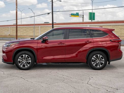 Used 2023 Toyota Highlander XLE FWD image 5