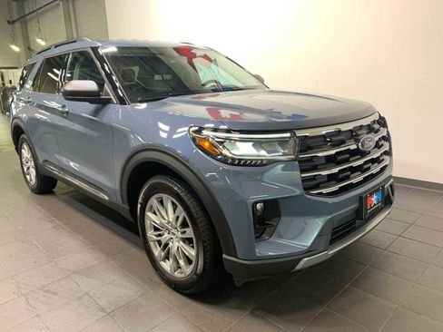 Used 2025 Ford Explorer Active w/ Active Comfort Package image 2