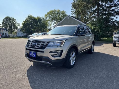 Used 2017 Ford Explorer XLT w/ Equipment Group 202A AWD/4WD image 4