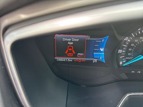 Used 2017 Ford Fusion SE w/ Fusion SE Technology Package image 16