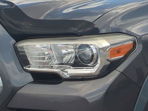 Used 2017 Toyota Tacoma SR5 w/ Tow Package RWD image 10