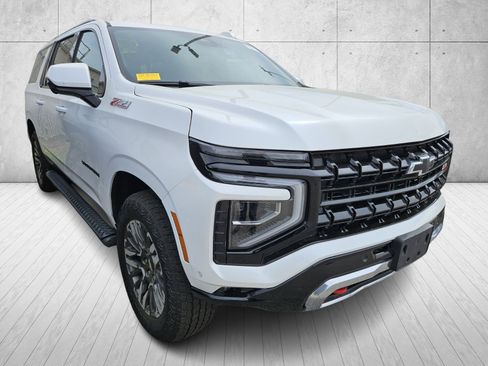 Used 2025 Chevrolet Suburban Z71 image 2