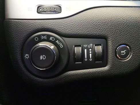 Used 2018 Jeep Cherokee Latitude Plus w/ Comfort/Convenience Group AWD/4WD image 25