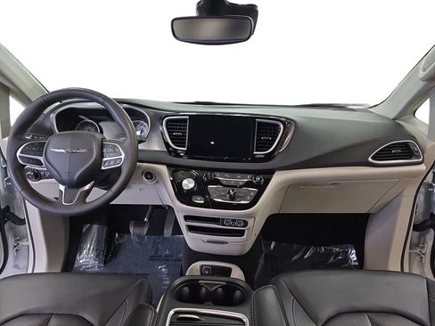 Certified 2024 Chrysler Pacifica Touring-L FWD image 9