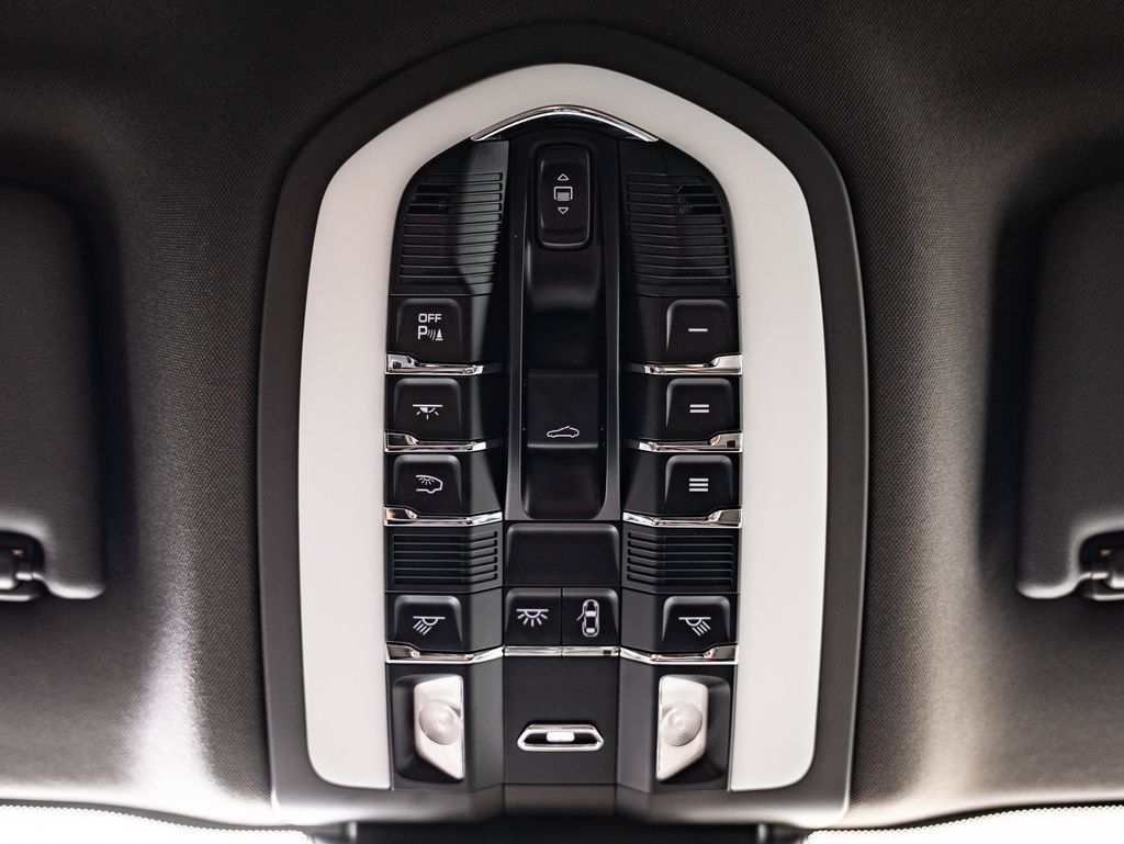 Used 2024 Porsche Macan AWD/4WD image 35