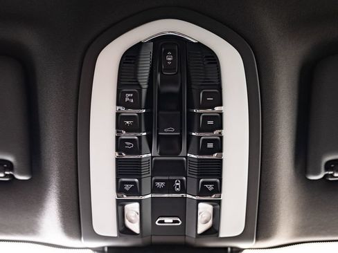 Used 2024 Porsche Macan AWD/4WD image 35