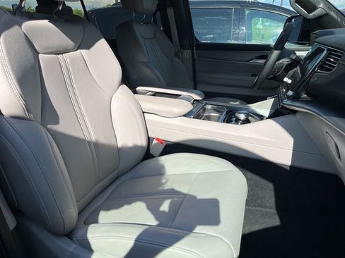 Used 2025 Jeep Wagoneer Series III w/ Premium Group I AWD/4WD image 6