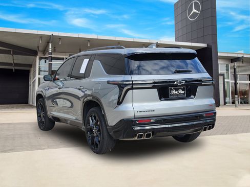 Used 2024 Chevrolet Traverse RS image 3