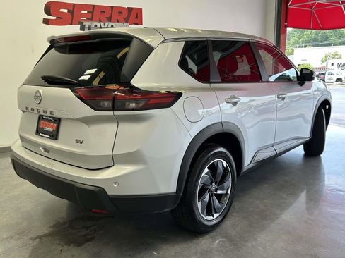 Used 2024 Nissan Rogue SV FWD image 3