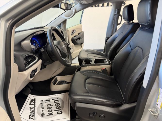 Used 2024 Chrysler Pacifica Touring-L FWD image 10