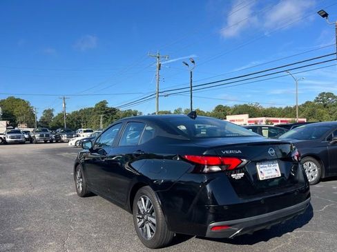 Used 2022 Nissan Versa SV image 4