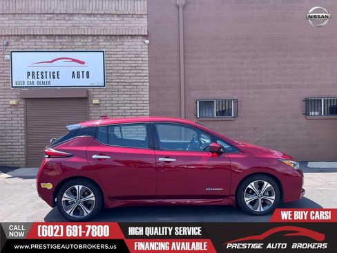 Used 2018 Nissan Leaf SV w/ SV Technology Package FWD image 3