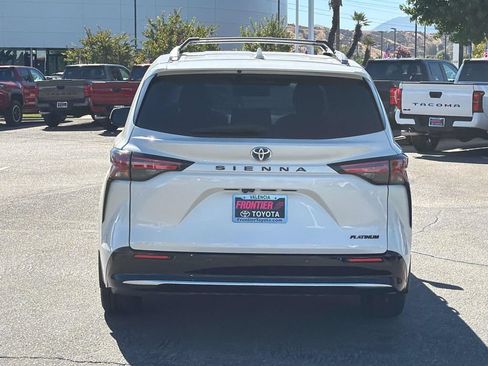 Certified 2021 Toyota Sienna Platinum FWD image 4