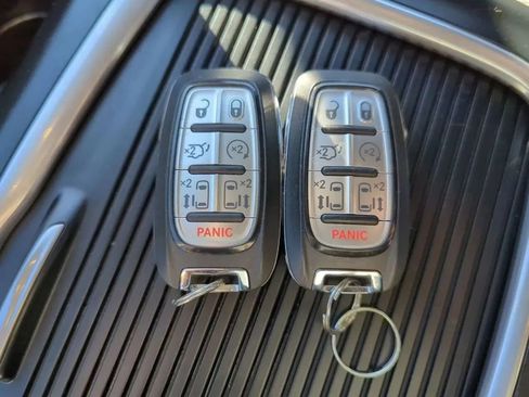 Used 2022 Chrysler Pacifica Touring-L FWD image 27