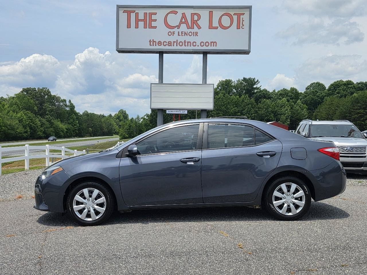 Used 2016 Toyota Corolla LE FWD image 2