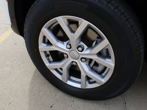 Used 2022 Jeep Grand Cherokee L Limited image 3