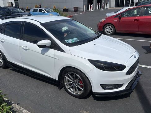 Used 2016 Ford Focus SE w/ SE Cold Weather Package FWD image 3