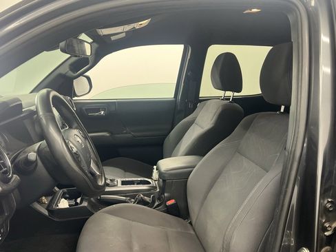 Used 2019 Toyota Tacoma TRD Sport image 6