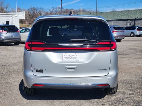 Used 2024 Chrysler Pacifica Limited FWD image 6