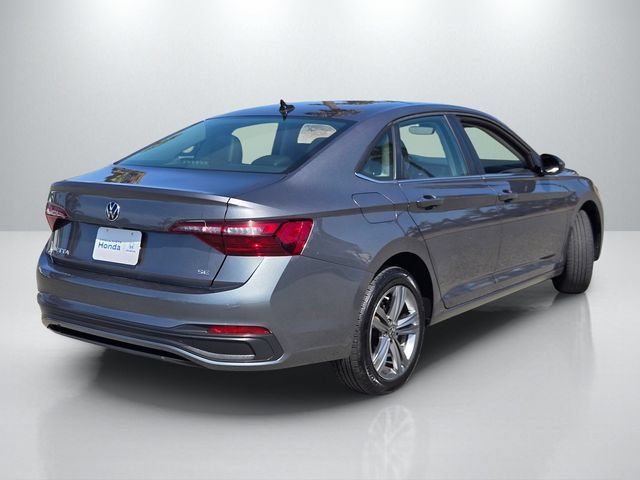 Used 2024 Volkswagen Jetta SE FWD image 4