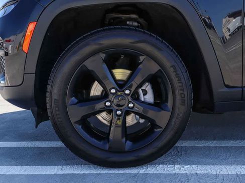 Used 2023 Jeep Grand Cherokee Altitude RWD image 11