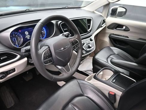 Used 2023 Chrysler Pacifica Touring-L FWD image 20