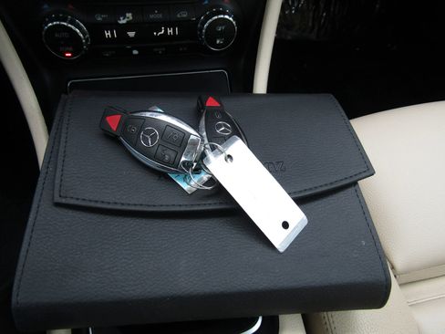 Used 2020 Mercedes-Benz GLA 250 4MATIC w/ Premium Package image 39