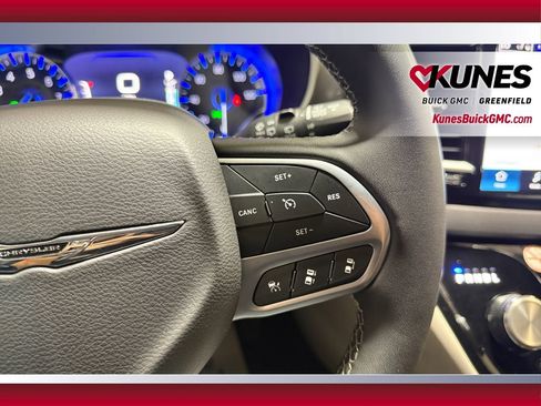 Used 2024 Chrysler Pacifica Touring-L FWD image 18