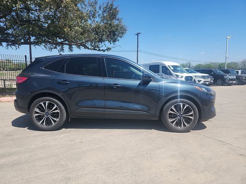 Used 2022 Ford Escape SE w/ SE Sport Appearance Package image 2