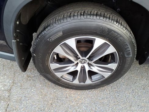 Certified 2023 Toyota Highlander XLE image 7