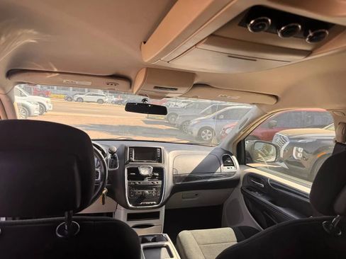 Used 2011 Chrysler Town & Country Touring image 12