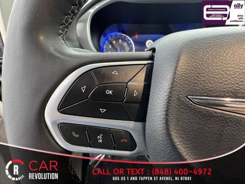 Used 2023 Chrysler Pacifica Touring-L FWD image 22