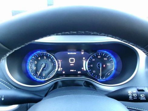 Used 2025 Chrysler Pacifica Limited image 8