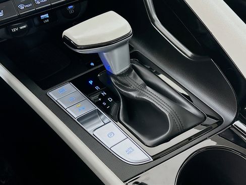 Used 2024 Hyundai Elantra Limited image 17