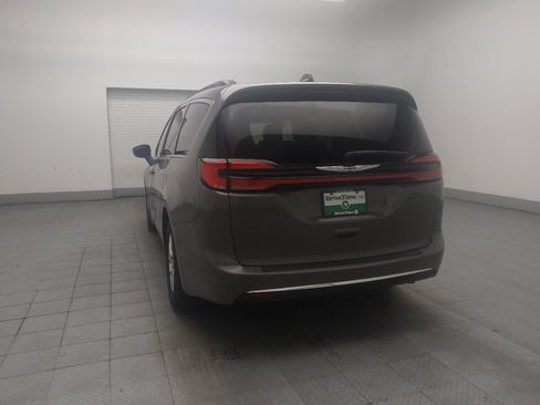 Used 2022 Chrysler Pacifica Touring-L FWD image 5