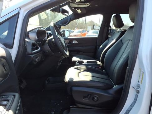 New 2026 Chrysler Pacifica Select image 13