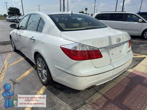 Used 2011 Hyundai Genesis 4.6 RWD image 3