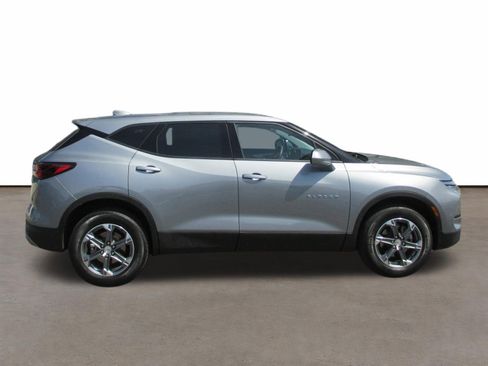 Used 2025 Chevrolet Blazer LT AWD/4WD image 2