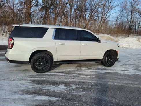 Used 2023 Chevrolet Suburban High Country image 36